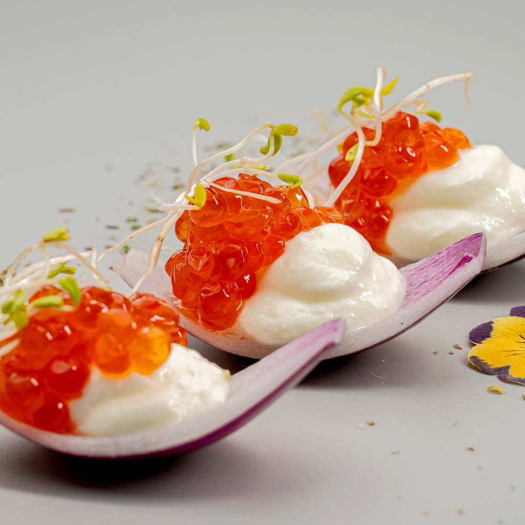 Caviar de saumon sur « bateaux » d'oignons rouges et de mascarpone